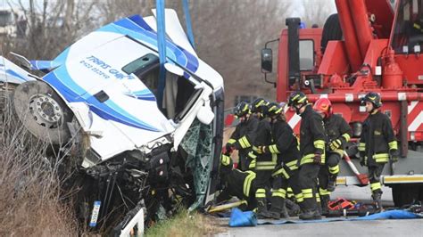 Scontro tra un camion e un’ambulanza, l’ipotesi è un。